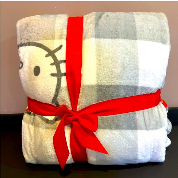 Hello Kitty Fill/Queen Gingham Grey with HK Red Bow Blanket - Picture 3 of 3
